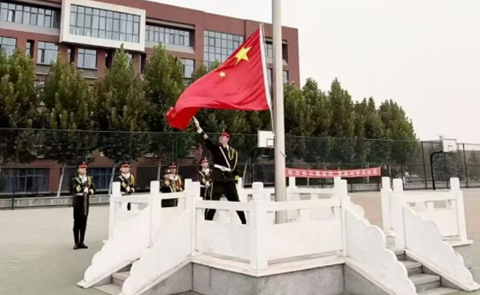 我院举行“匠心筑梦  笃行致远”主题升旗仪式